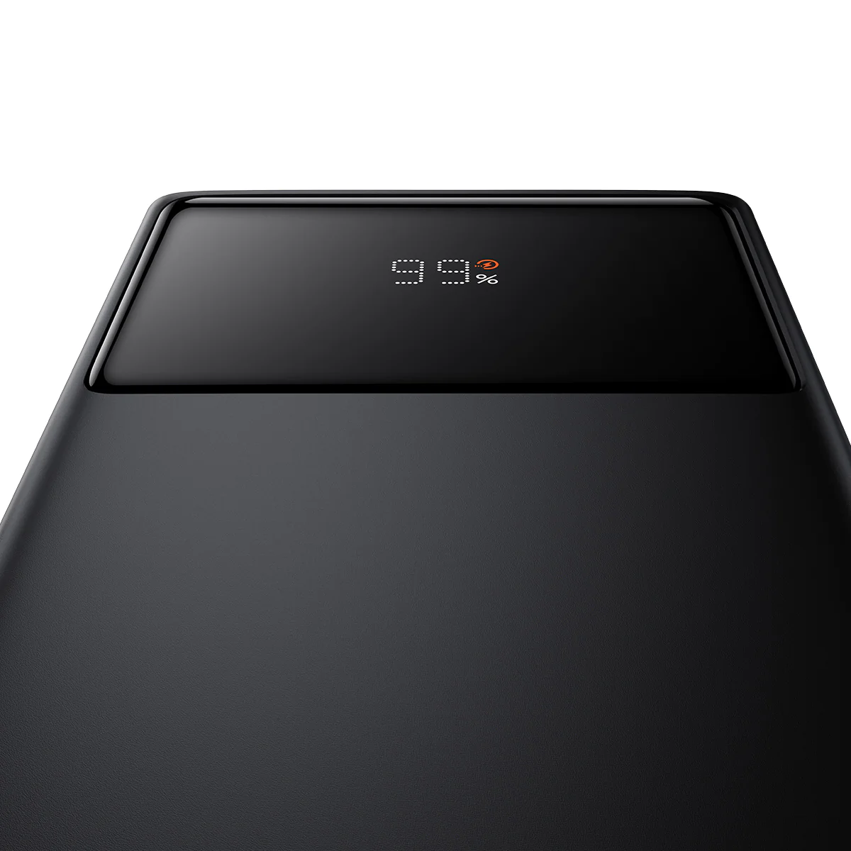 Siyah güç bankası, yukarıdan görünüm. %99 şarj gösteren dijital bir ekran görüntülüyor.