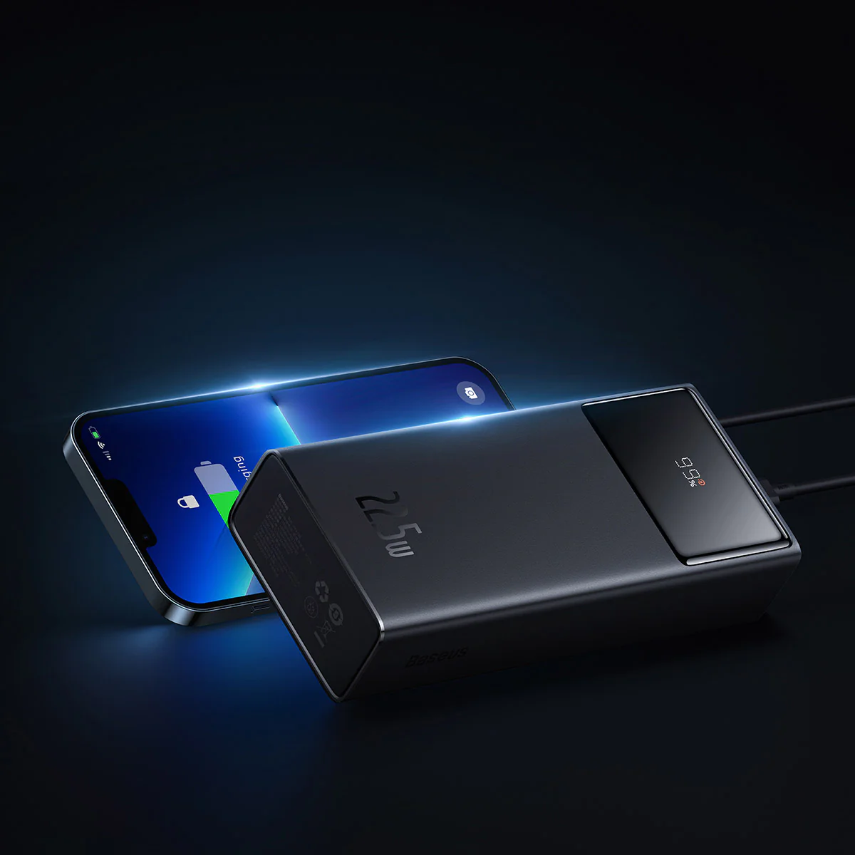 Karanlık bir yüzeyde, aydınlatmalı bir ekranla hem telefon hem de siyah bir güç bankası.