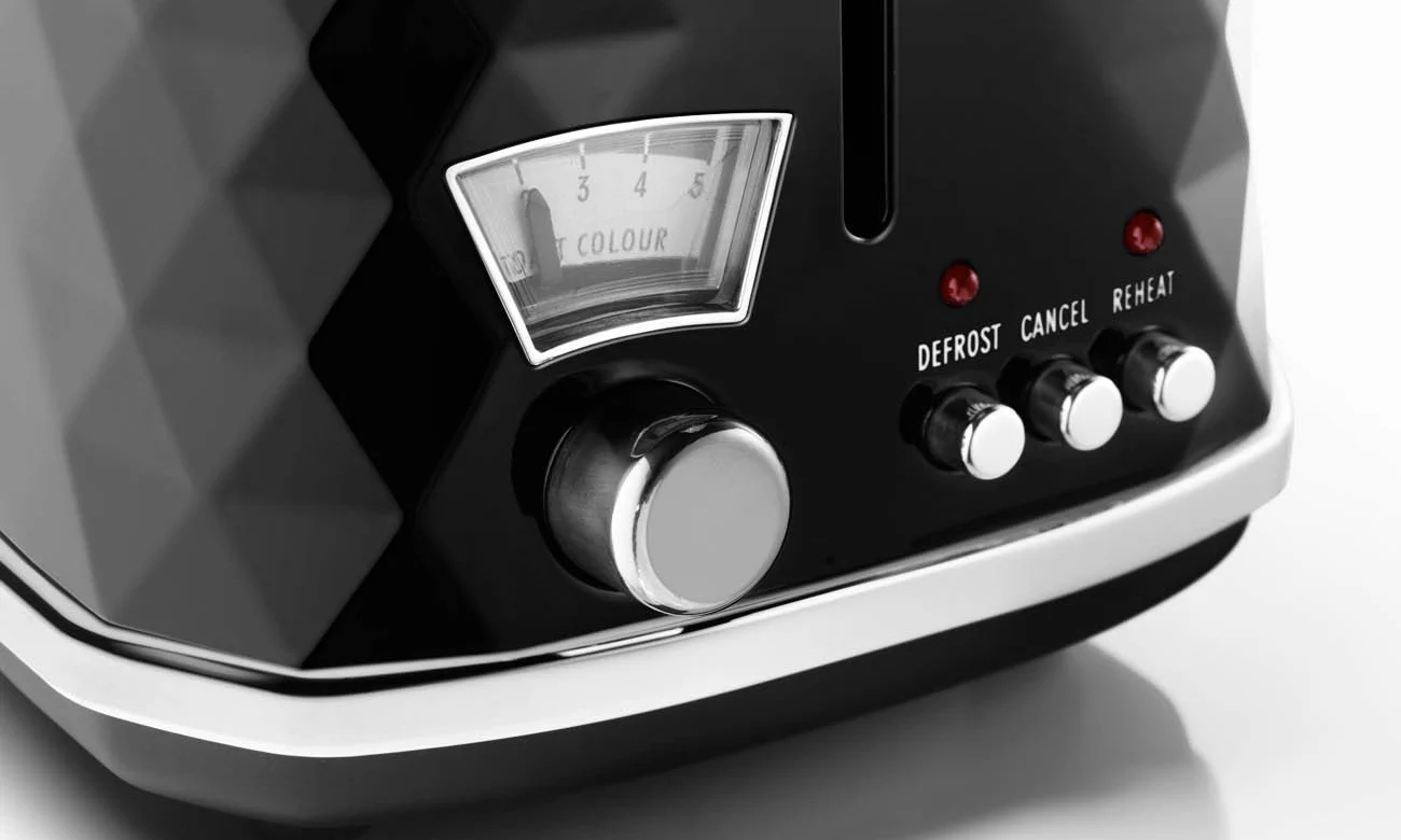 Zbliżenie czarnego tostera z ustawieniami. Przyciski rozmrażania, anulowania i podgrzewania.