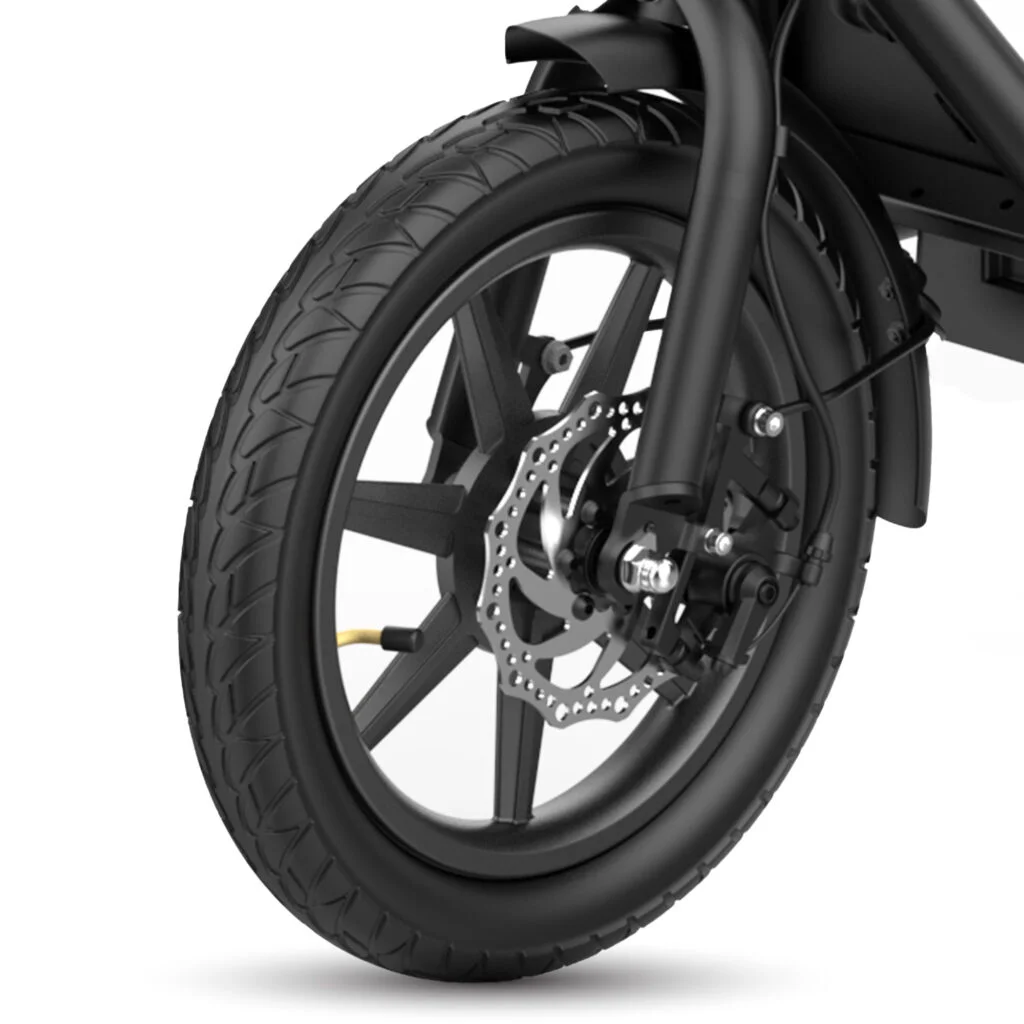 Zbliżenie czarnego koła rowerowego z oponą, hamulcem tarczowym i widelcem amortyzowanym.