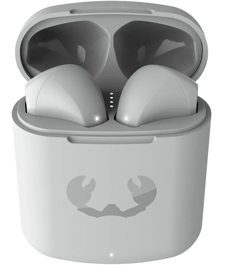 Białe bezprzewodowe słuchawki w jasnoszarej obudowie ładującej z logo kraba.