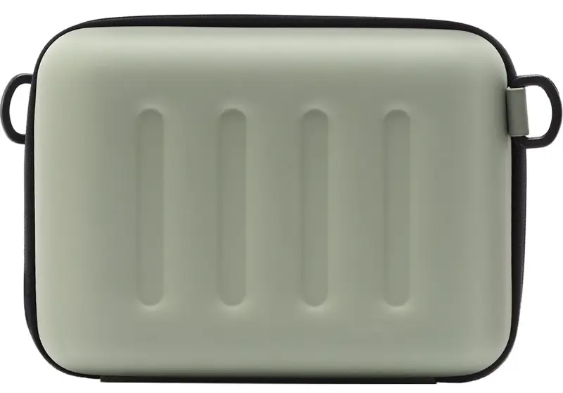 Małe, jasnozielone etui z czarną ramką i żebrowanym przodem. Ma dwa czarne punkty mocowania.