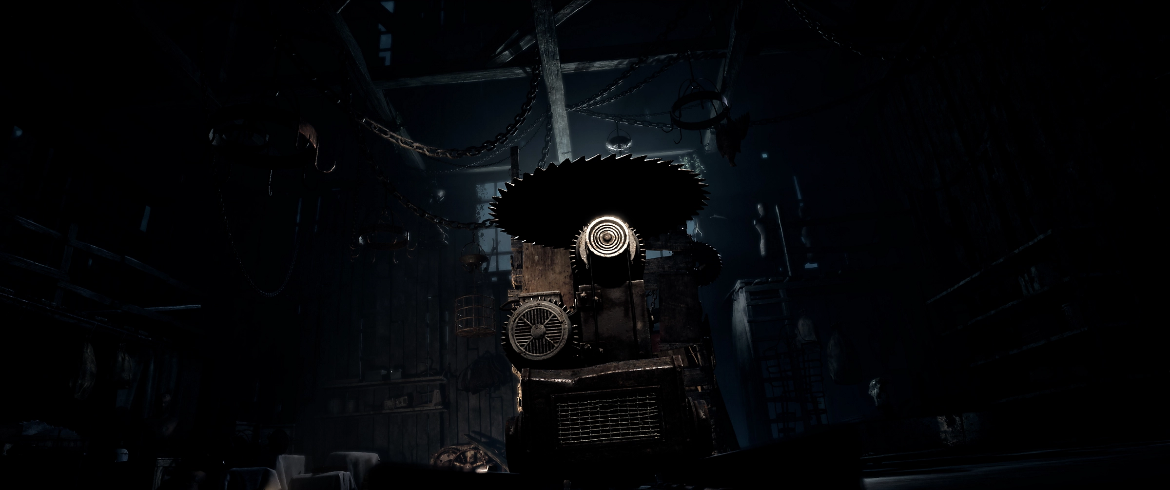 Słabo oświetlona piła mechaniczna z dużym, okrągłym ostrzem.