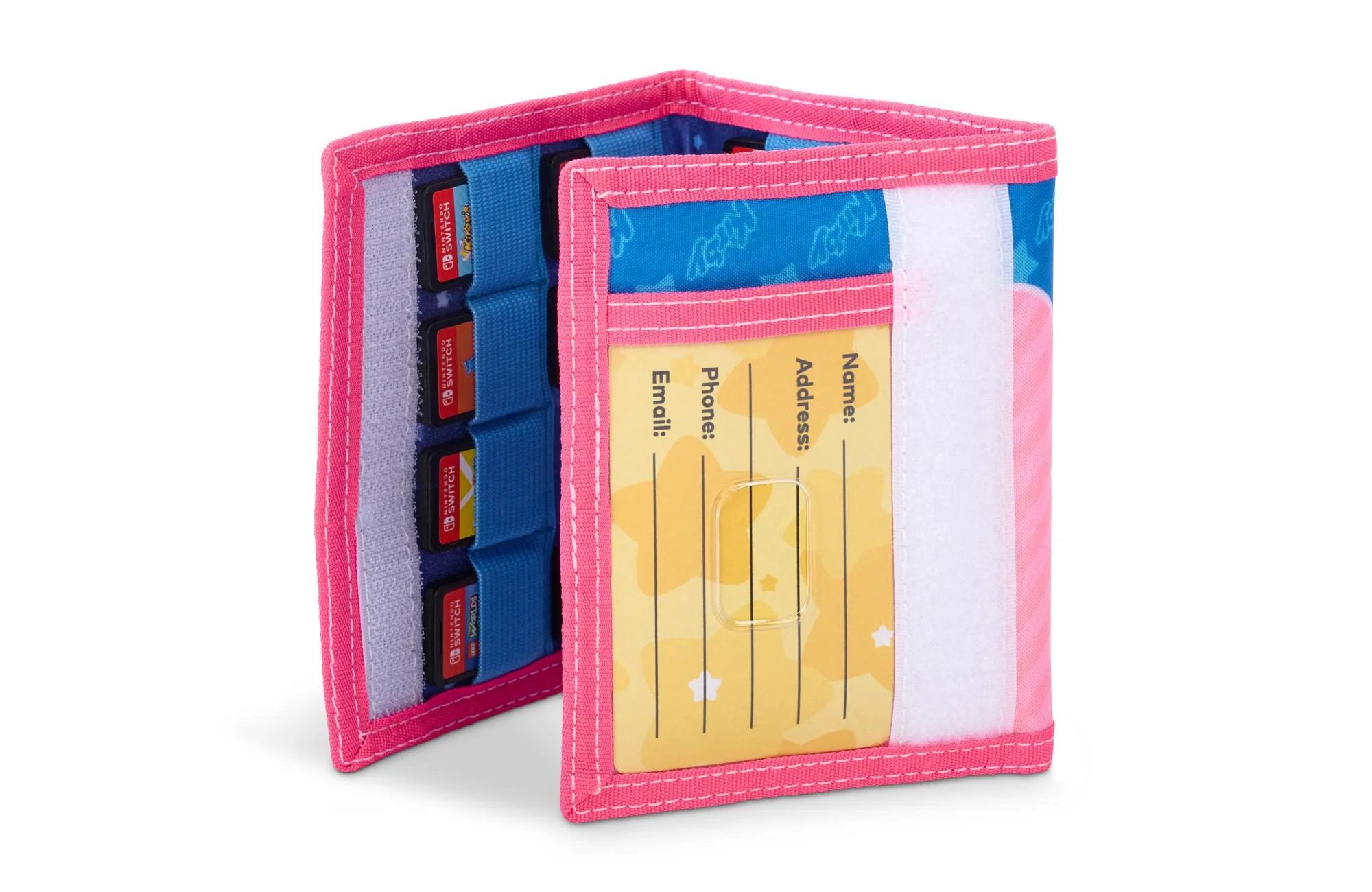 Różowy portfel otwarty z wkładami do gier i dowodem osobistym. Niebieskie i białe wnętrze, białe tło.