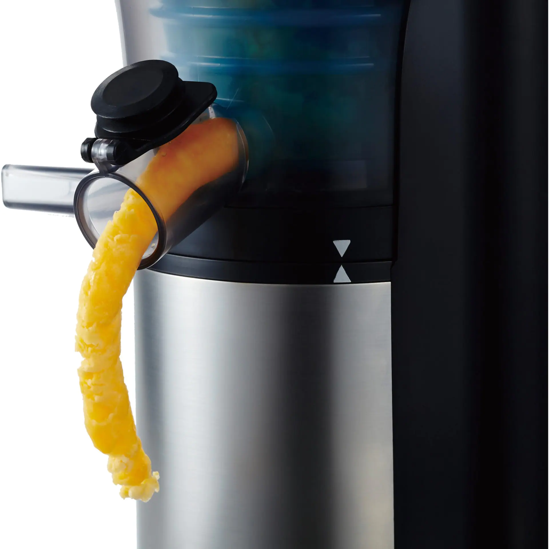 Wyciśnięcie soku z żółtym sokiem wypływającym. Srebrna podstawa, czarny top.