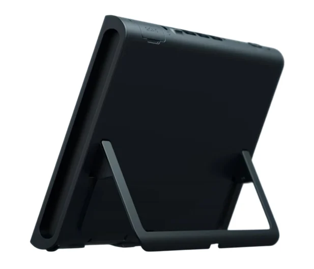 Czarne urządzenie ze stojakiem na białym tle.