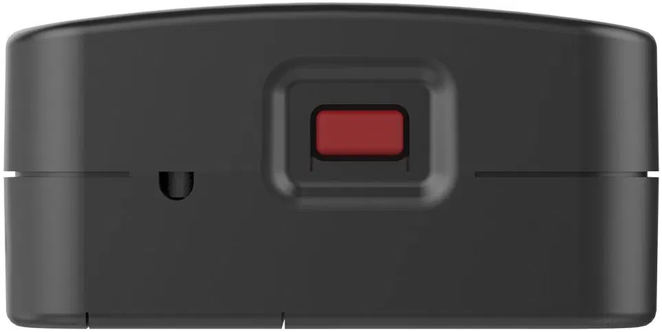 Zbliżenie czarnego adaptera z czerwonym przyciskiem i dwoma punktami połączeń.