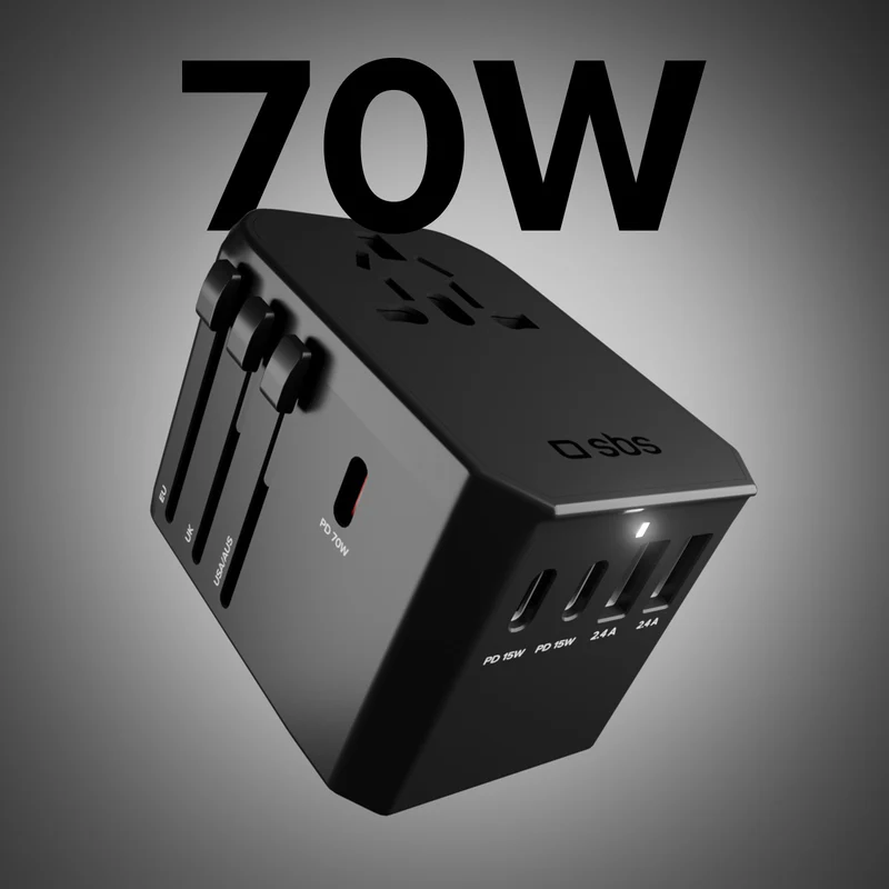 Czarny uniwersalny adapter podróżny 70W. Posiada wiele opcji wtyczek, porty USB i logo 'sbs'.