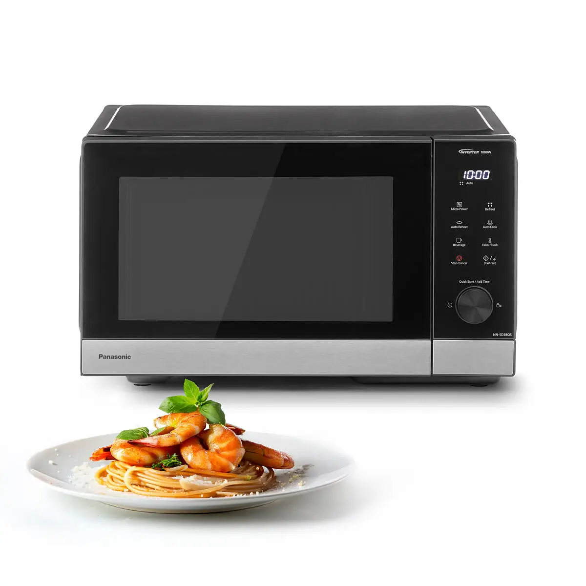 Czarna kuchenka mikrofalowa obok talerza makaronu z krewetkami. Piekarnik pokazuje 10:00. Tło jest białe.