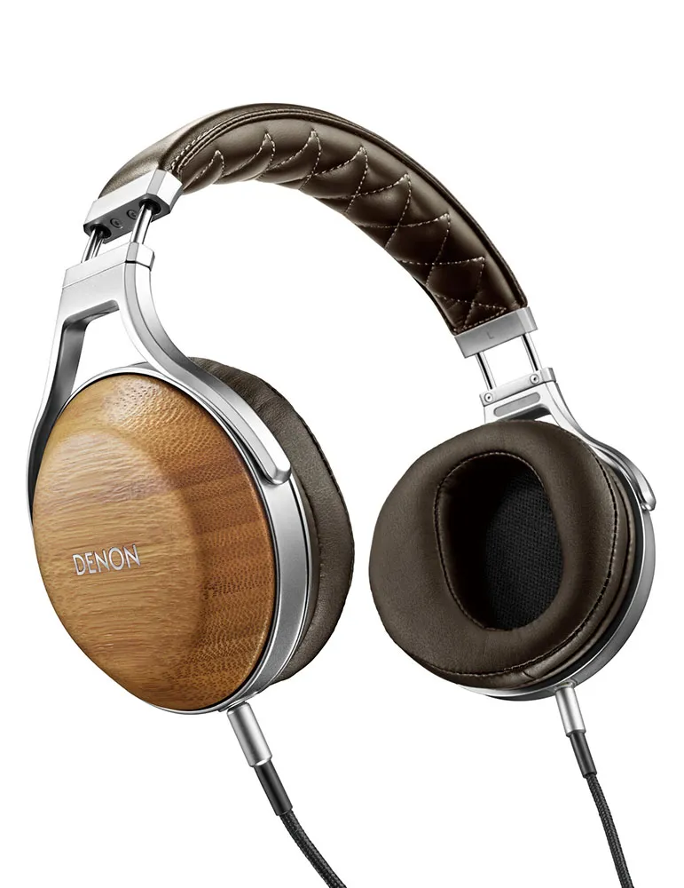 Słuchawki nauszne z drewnianymi muszlami, brązowym skórzanym pałąkiem i nausznikami. Srebrna metalowa rama. Czarny kabel.