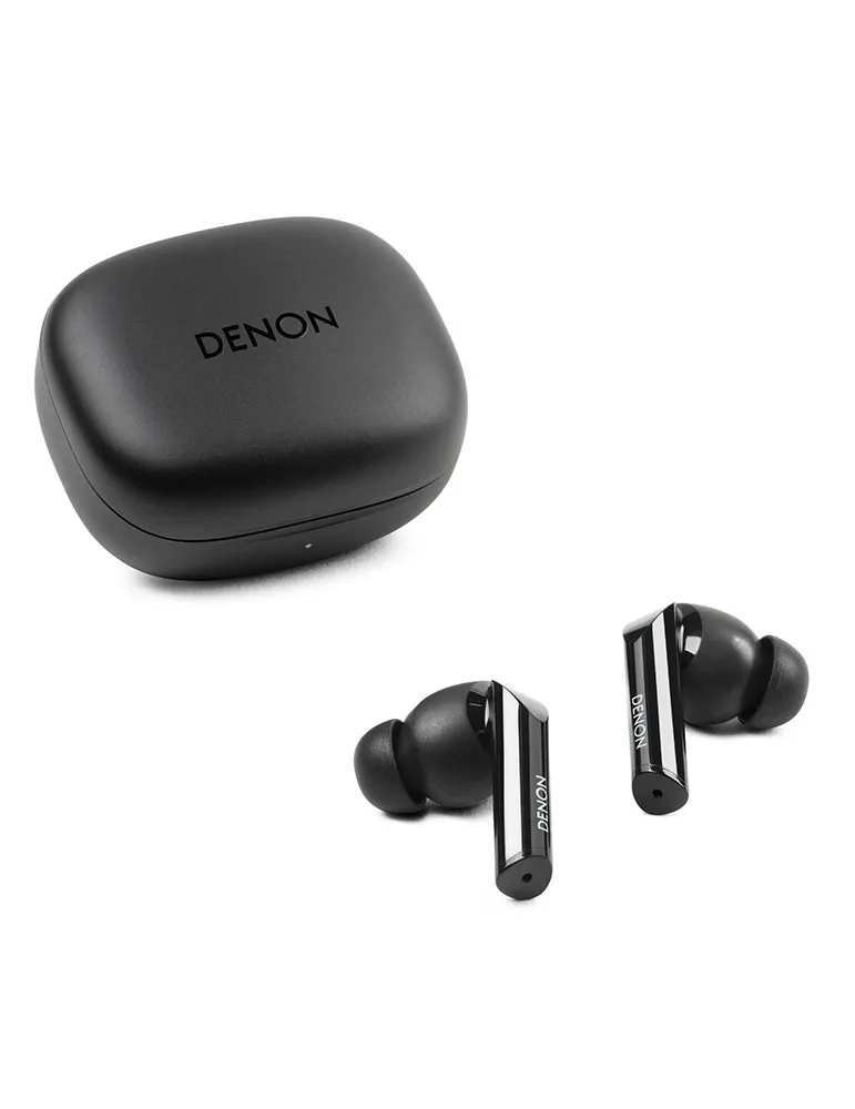 Czarne słuchawki douszne Denon i etui ładujące na białym tle. Etui jest kwadratowe z napisem DENON. Widoczne są również dwie słuchawki.