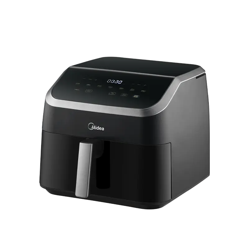 Czarna frytownica beztłuszczowa Midea ze srebrnym uchwytem. Wyświetlacz cyfrowy pokazuje 00:30. Przyciski wskazują różne funkcje gotowania.
