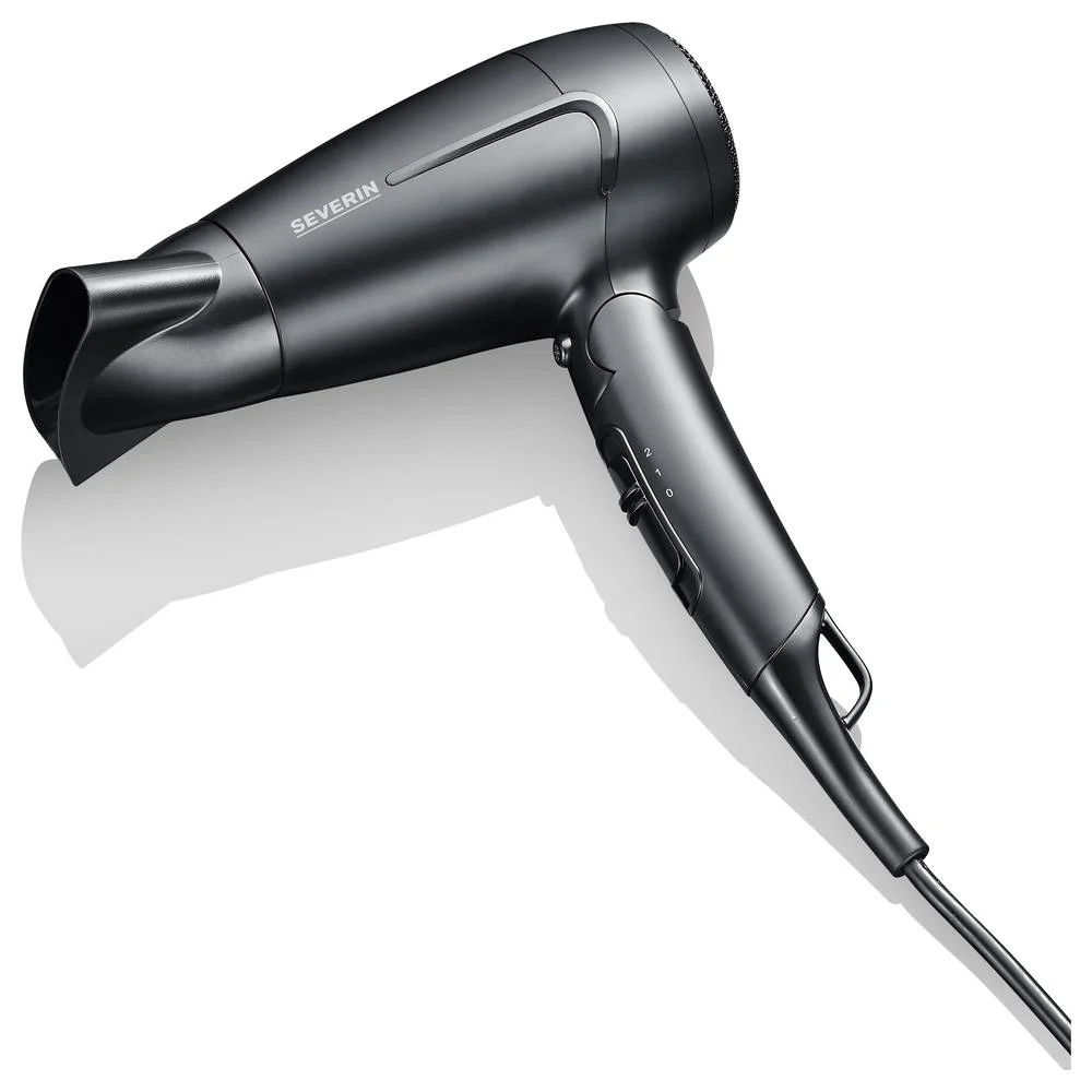 Czarna suszarka do włosów z marką 'SEVERIN' na białym tle. Ma uchwyt, dyszę i przewód zasilający.