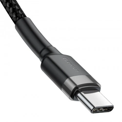 Örgülü bir kabloya sahip siyah bir USB-C kablosu. Konektör gümüş renklidir. 'Baseus' marka adı konektörde görülebilir.