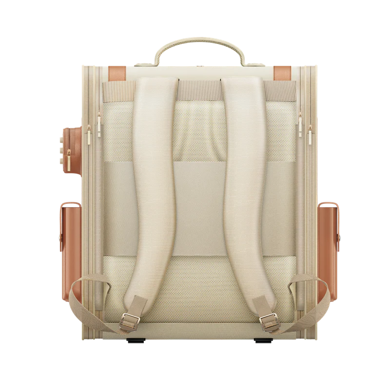 Plecak, w odcieniach beżu i brązu, z wyściełanymi paskami i uchwytem. Boczne kieszenie i zamki błyskawiczne. Jasnobeżowa siateczka i brązowe skórzane akcenty.