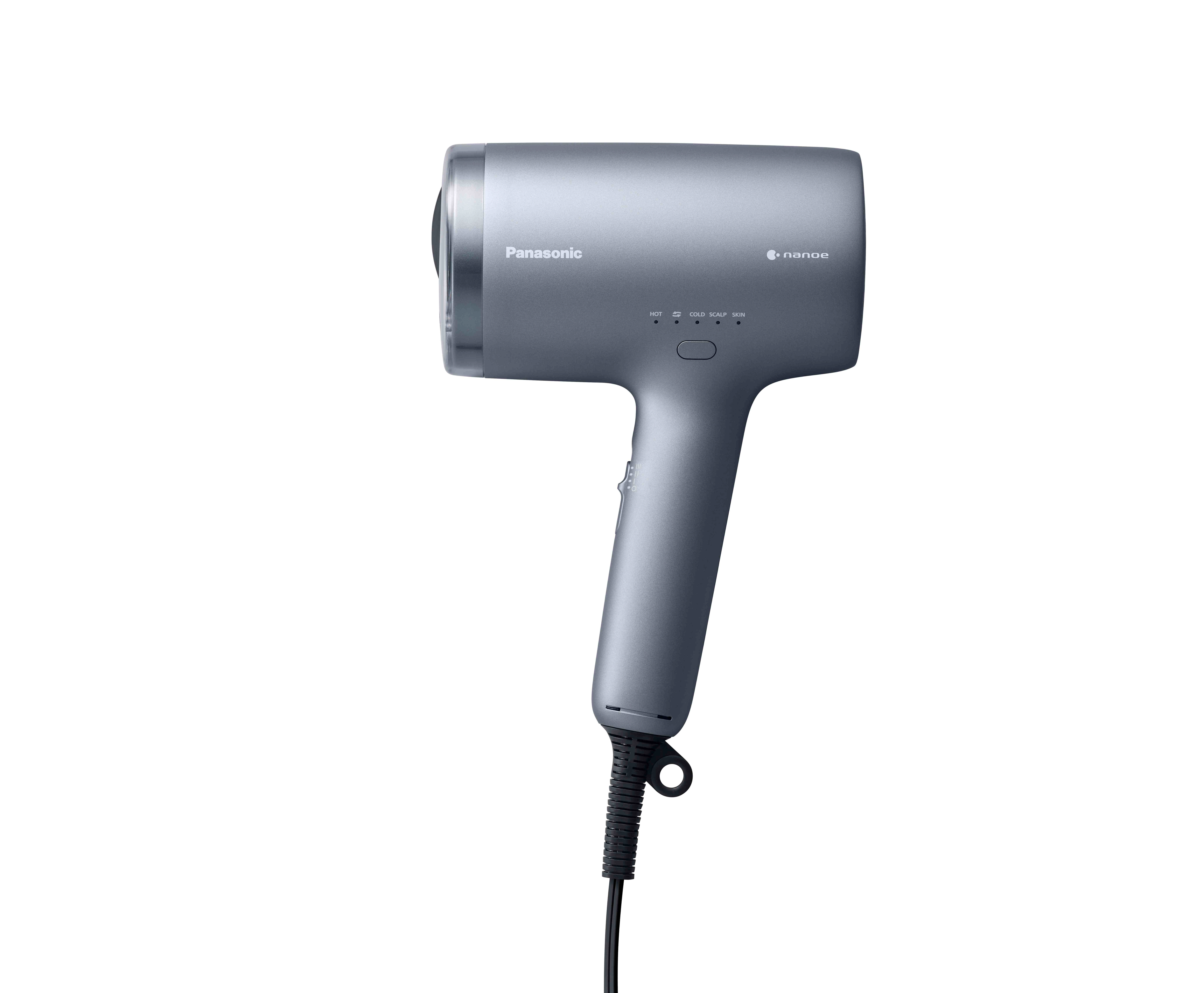 Szara suszarka do włosów Panasonic na białym tle. Posiada przyciski do ustawień ciepła i skóry głowy.