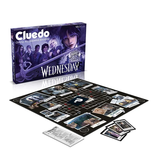 Gra planszowa Cluedo: motyw Wednesday. Pudełko, plansza z pokojami, karty i notatnik, wszystko na białej powierzchni.