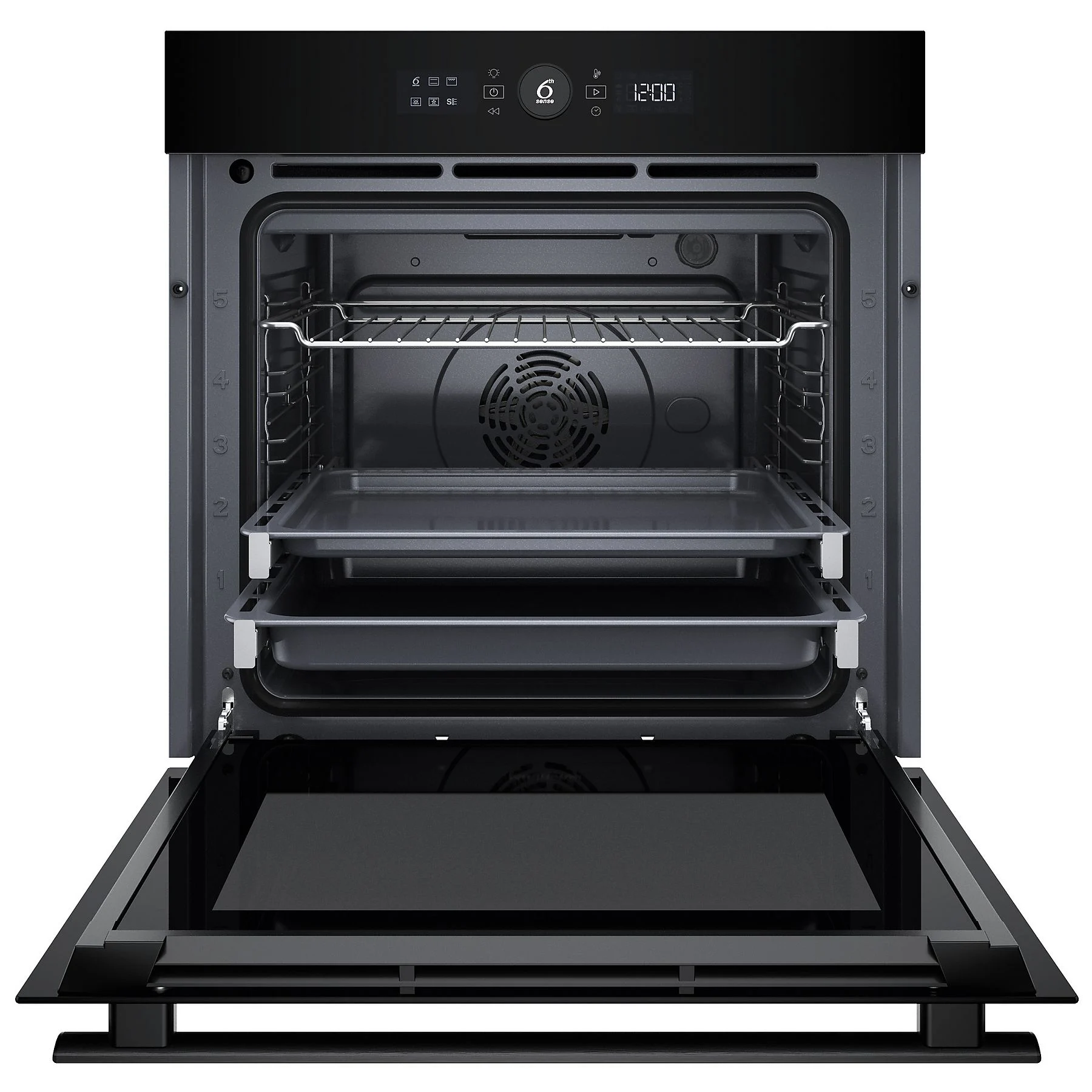 Otwarty piekarnik z tacami i wentylatorem. Drzwi są otwarte. Zegar cyfrowy wyświetla 12:00. Piekarnik jest czarny.