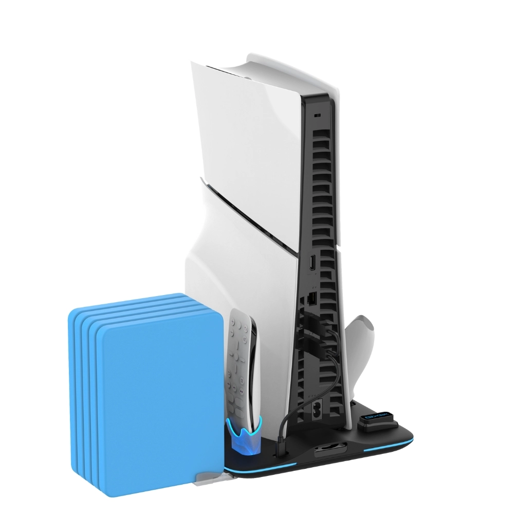 Biała konsola do gier z niebieską podstawką i niebieskim blokiem. Pilot jest umieszczony na podstawce. Czarne kable są podłączone.