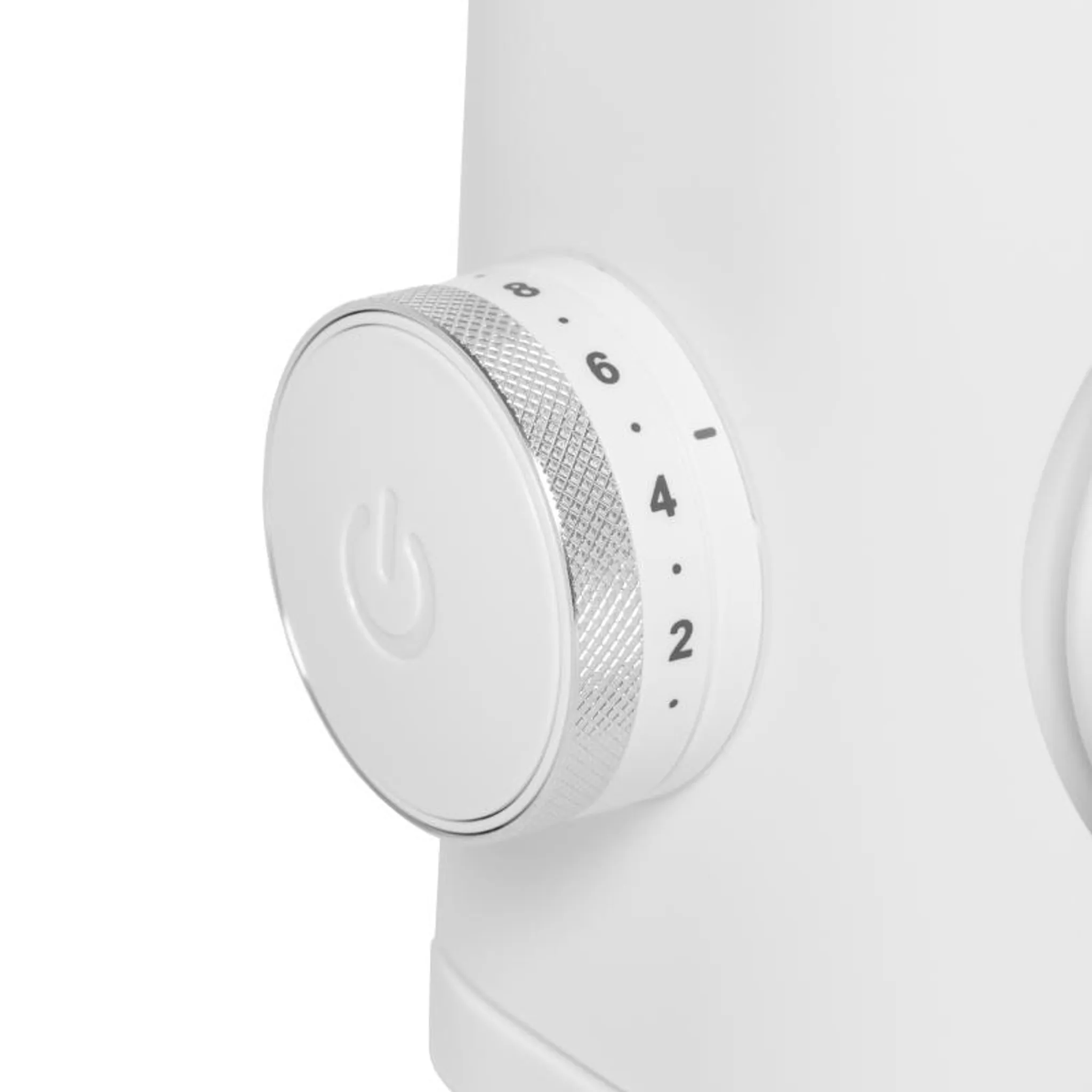 Białe pokrętło ze srebrnym radełkowaniem i cyframi 2, 4, 6, 8.