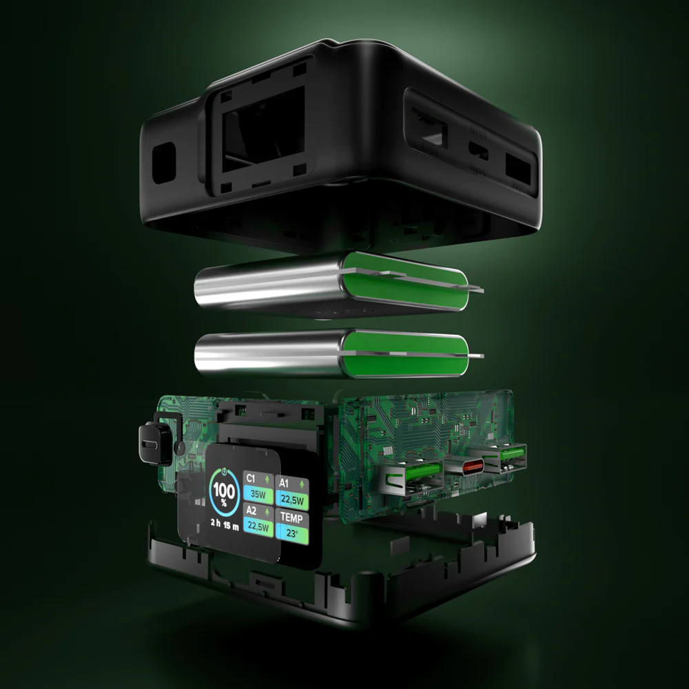 Widok rozstrzelony czarnej ładowarki z bateriami i płytką drukowaną.