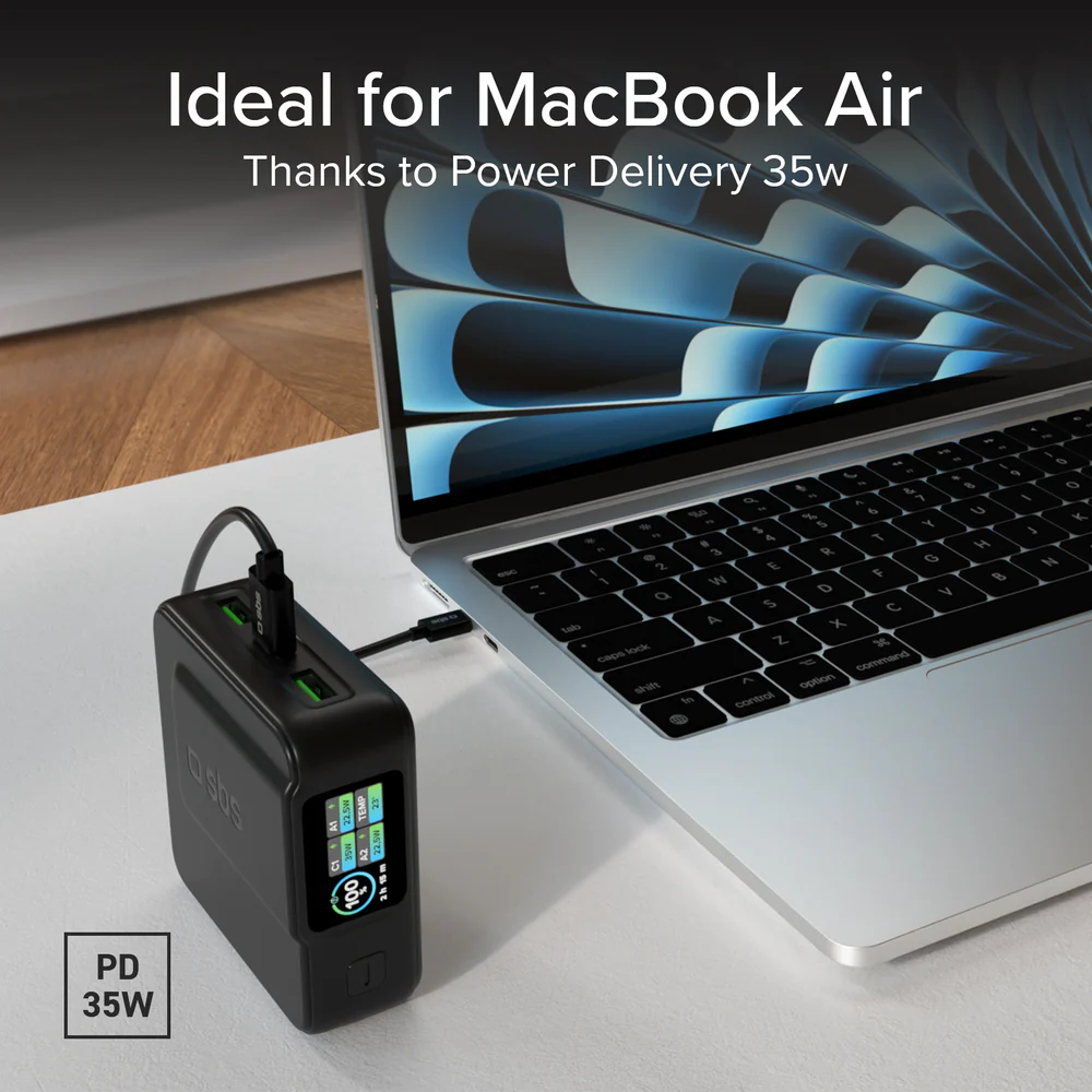 Czarna ładowarka z wyświetlaczem ładująca MacBook Air przez USB-C.