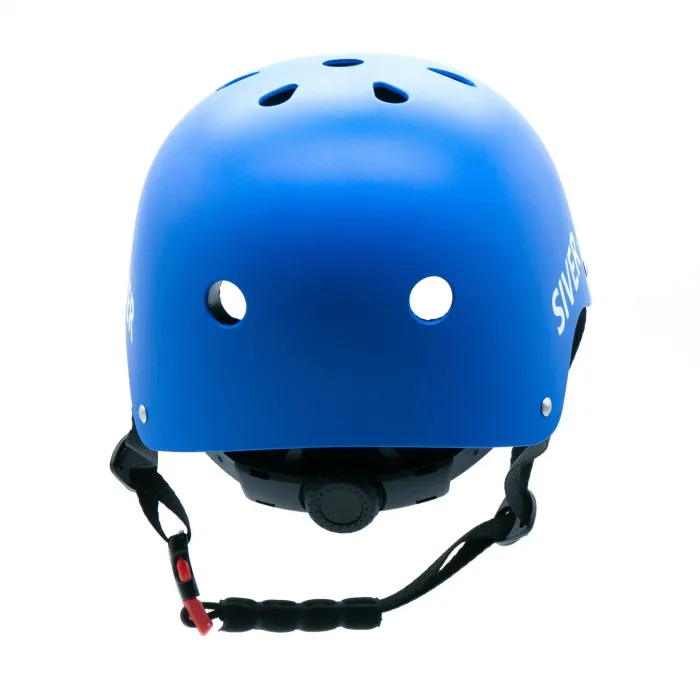 Niebieski kask z otworami wentylacyjnymi i paskami.