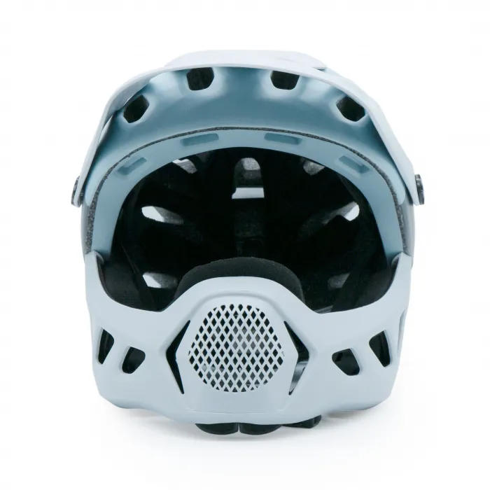 Jasnoniebieski kask integralny z otworami wentylacyjnymi i kratką z przodu.