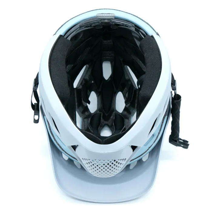 Jasnoniebieski kask rowerowy z czarną wyściółką i otworami wentylacyjnymi.