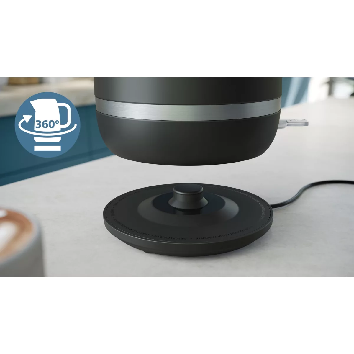 Czajnik elektryczny na czarnej podstawie, z białym blatem w tle.