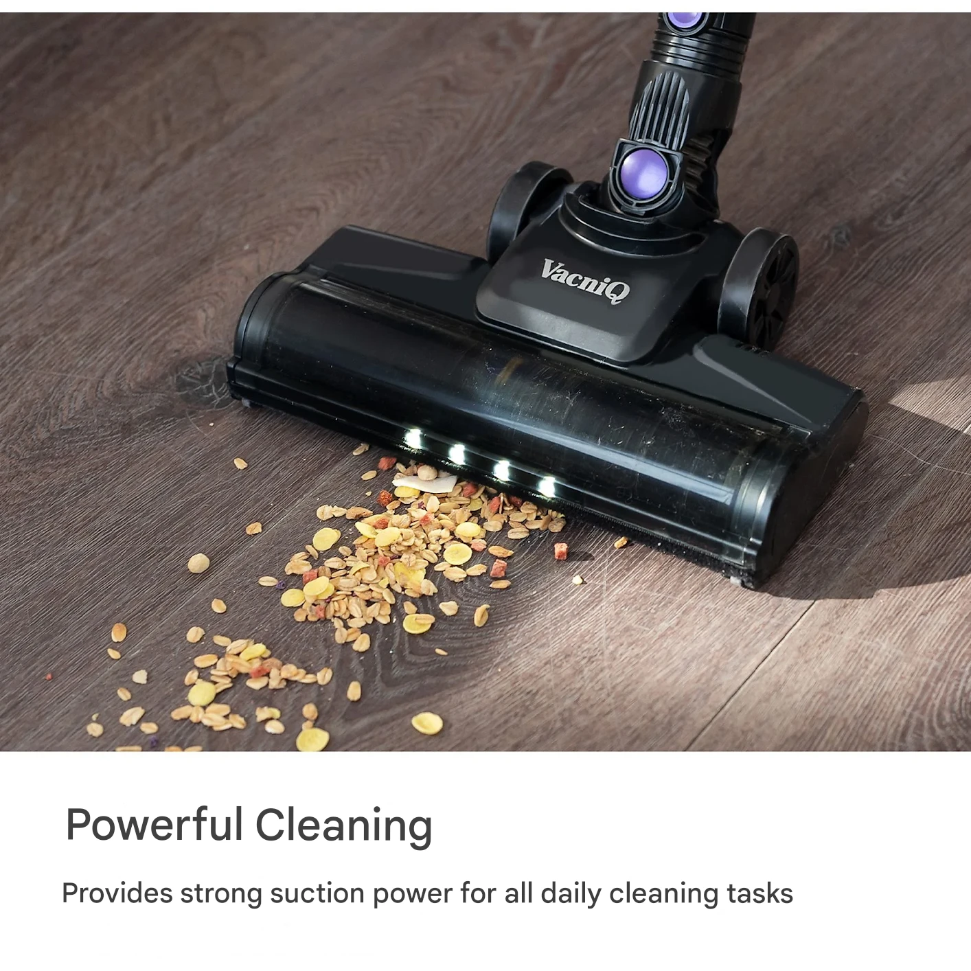 Głowica odkurzacza czyszcząca drewnianą podłogę, z zanieczyszczeniami.