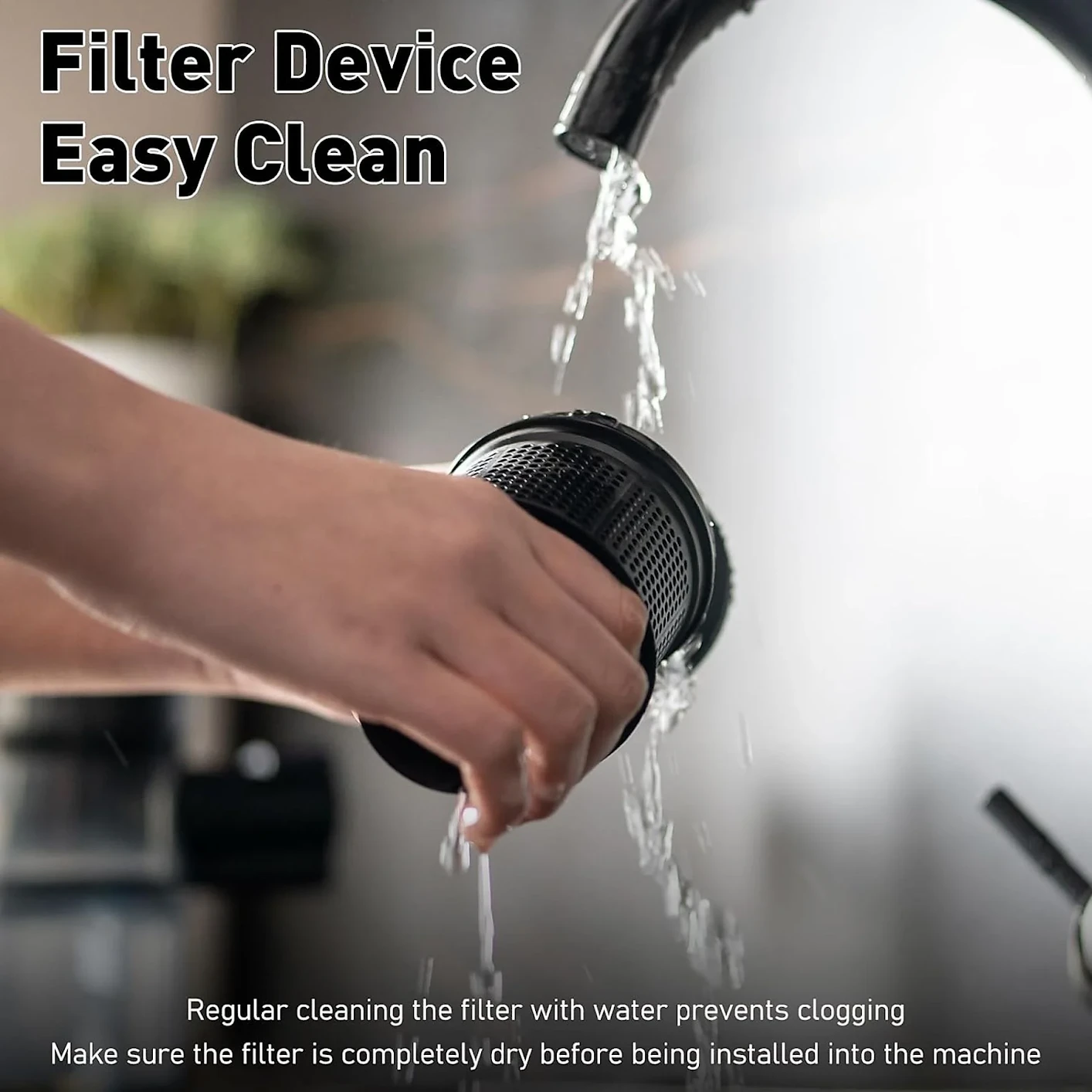 Ręka trzymająca filtr pod bieżącą wodą, czyszcząca go.