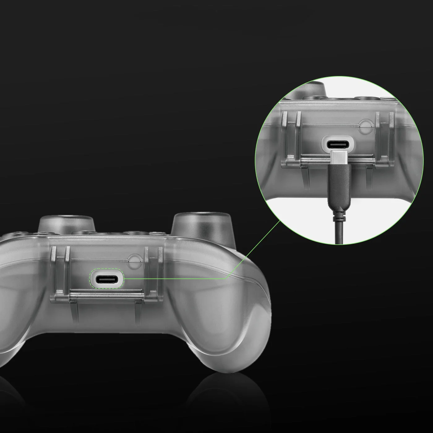 Przezroczysty szary kontroler do gier z portem USB-C. Zbliżenie pokazuje port i podłączony kabel na czarnym tle.