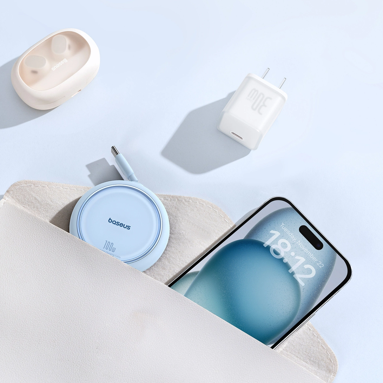 Mikser kuchenny w kolorze kremowym z misą ze stali nierdzewnej i akcesoriami.