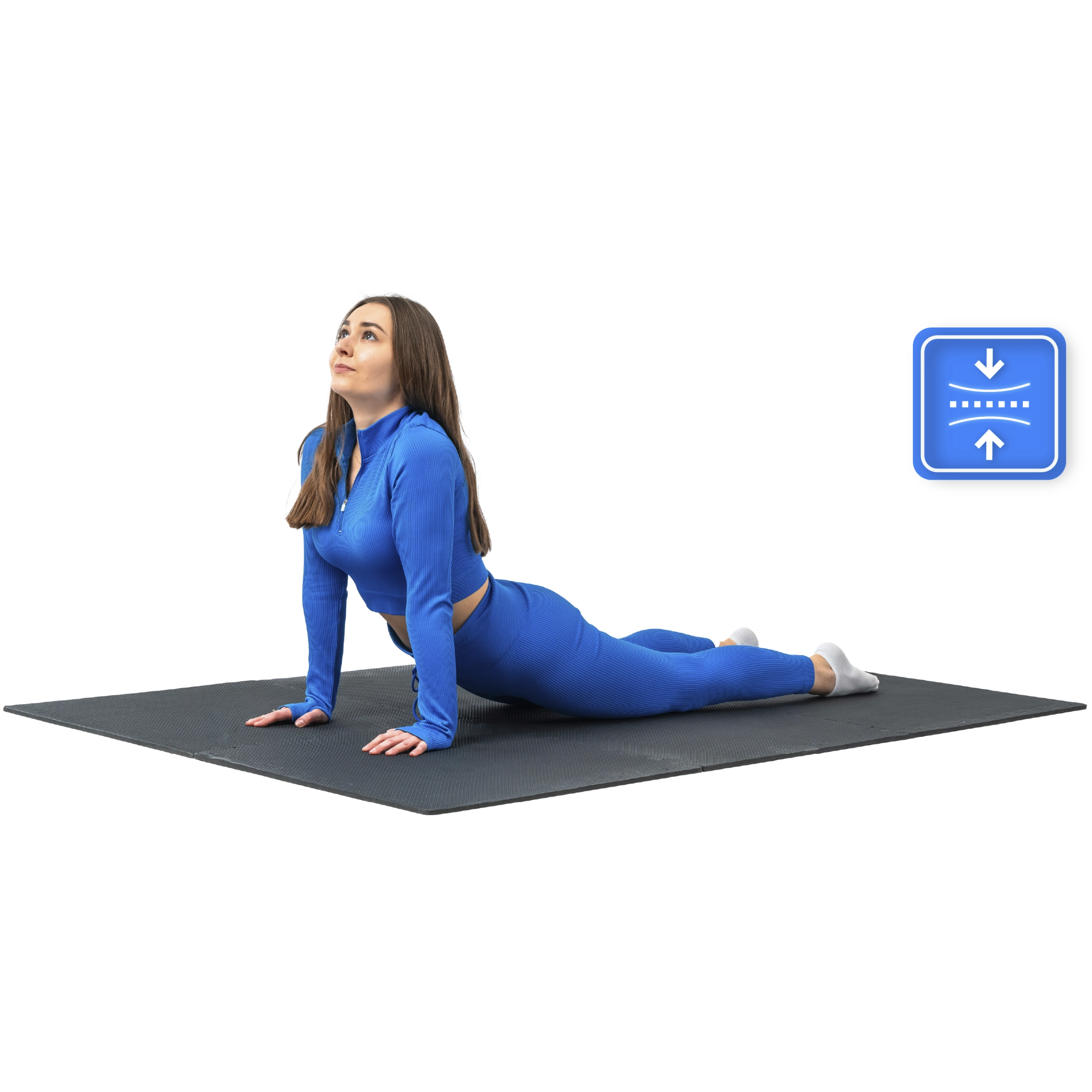 Kobieta w niebieskim stroju sportowym wykonuje pozycję jogi na macie. Patrzy w górę. Niebieska ikona w prawym górnym rogu.