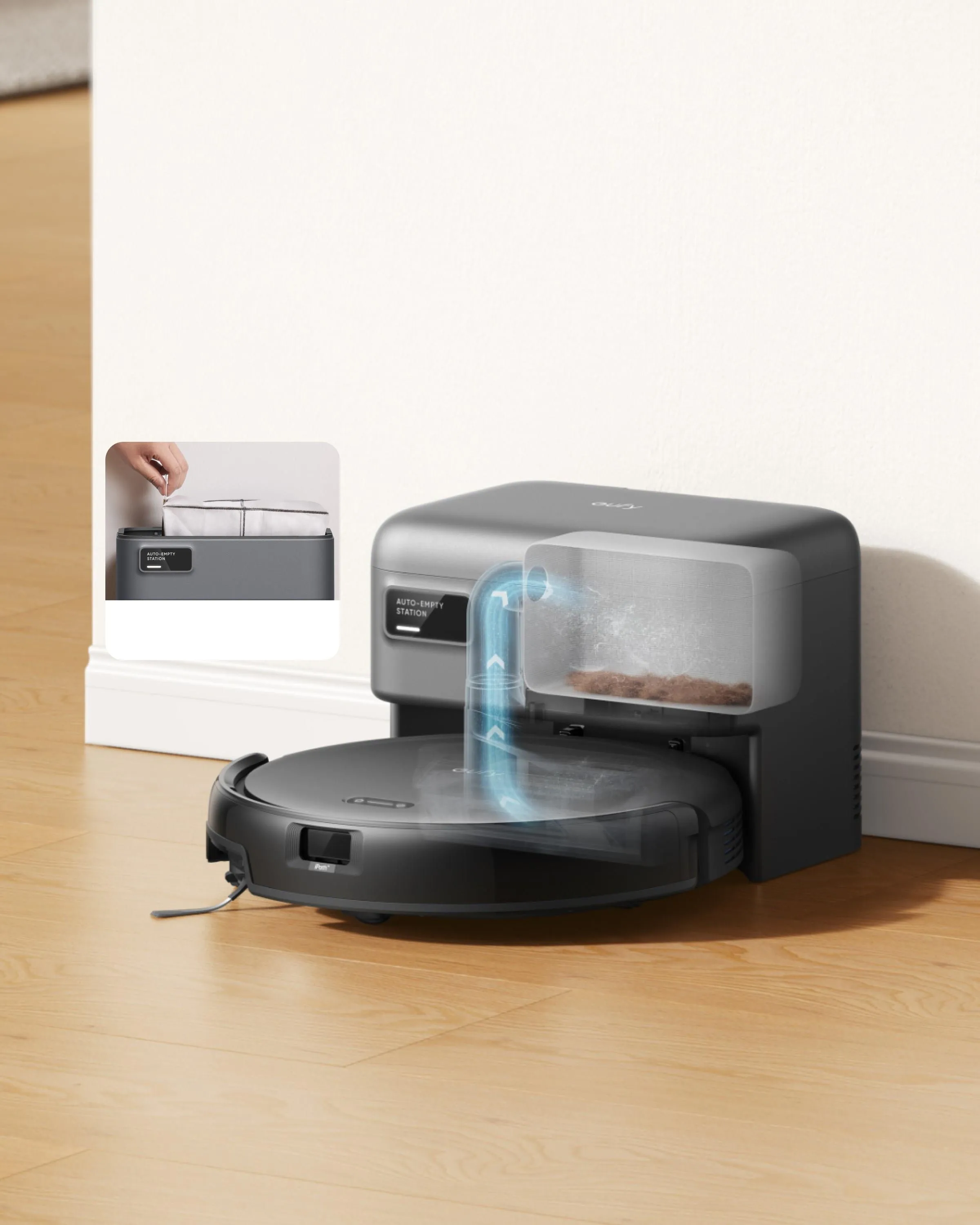 Czarny odkurzacz robot jest zadokowany w stacji automatycznego opróżniania. Ręka wymienia worek.