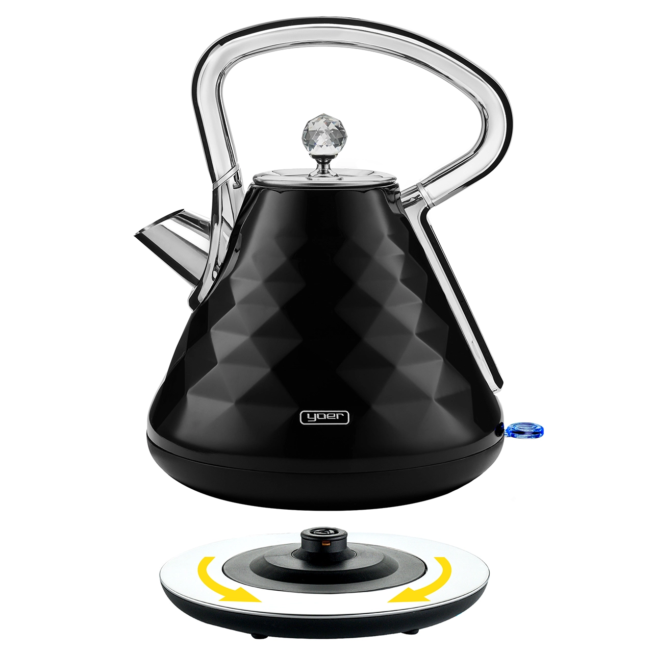 Czarny czajnik elektryczny z wzorem diamentu. Ma srebrny uchwyt, przezroczysty kryształowy guzik i jest oddzielony od podstawy.