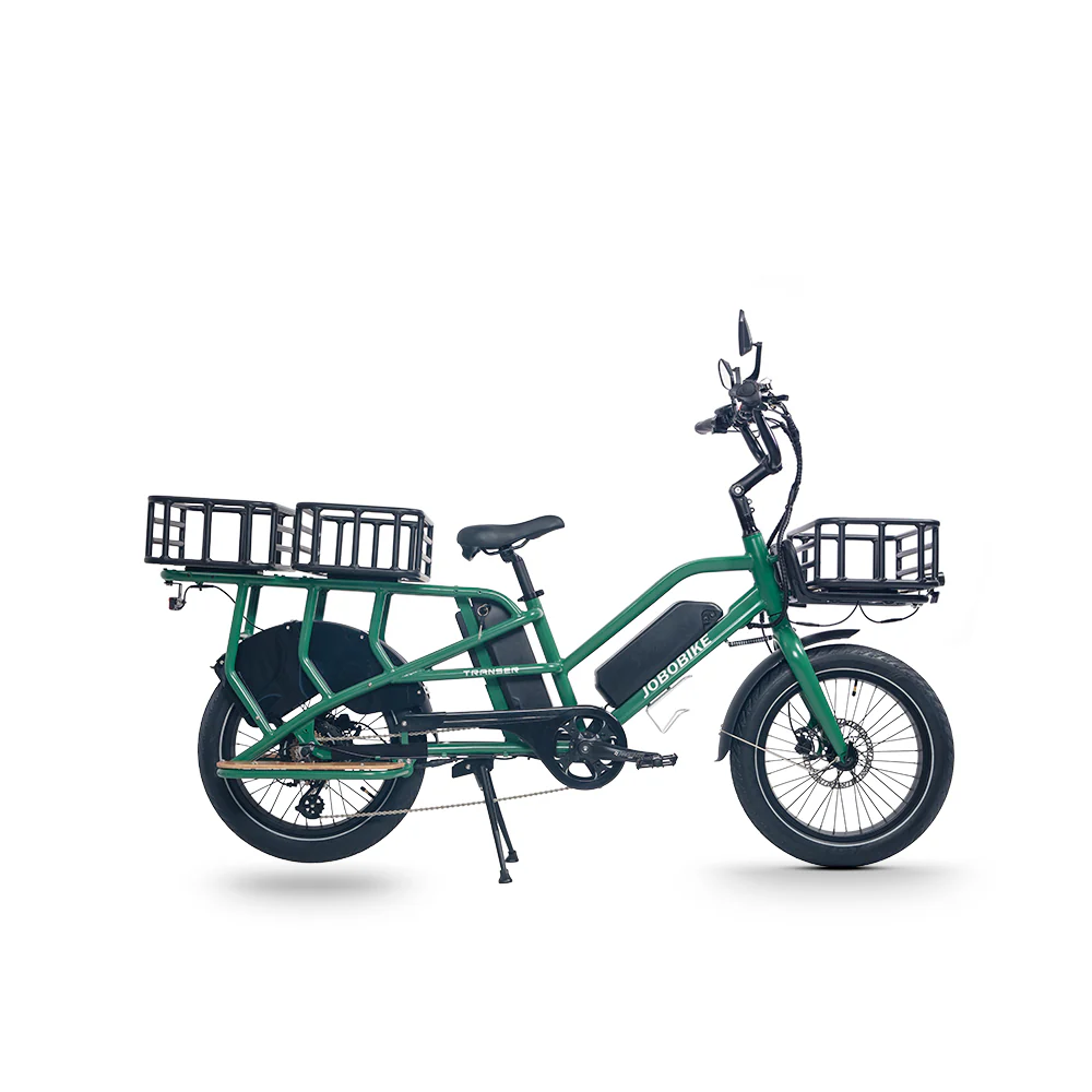Zielony rower cargo ze czarnymi koszami i akumulatorem. Ma siedzenie i podpórkę. Marka to JOBOBIK.