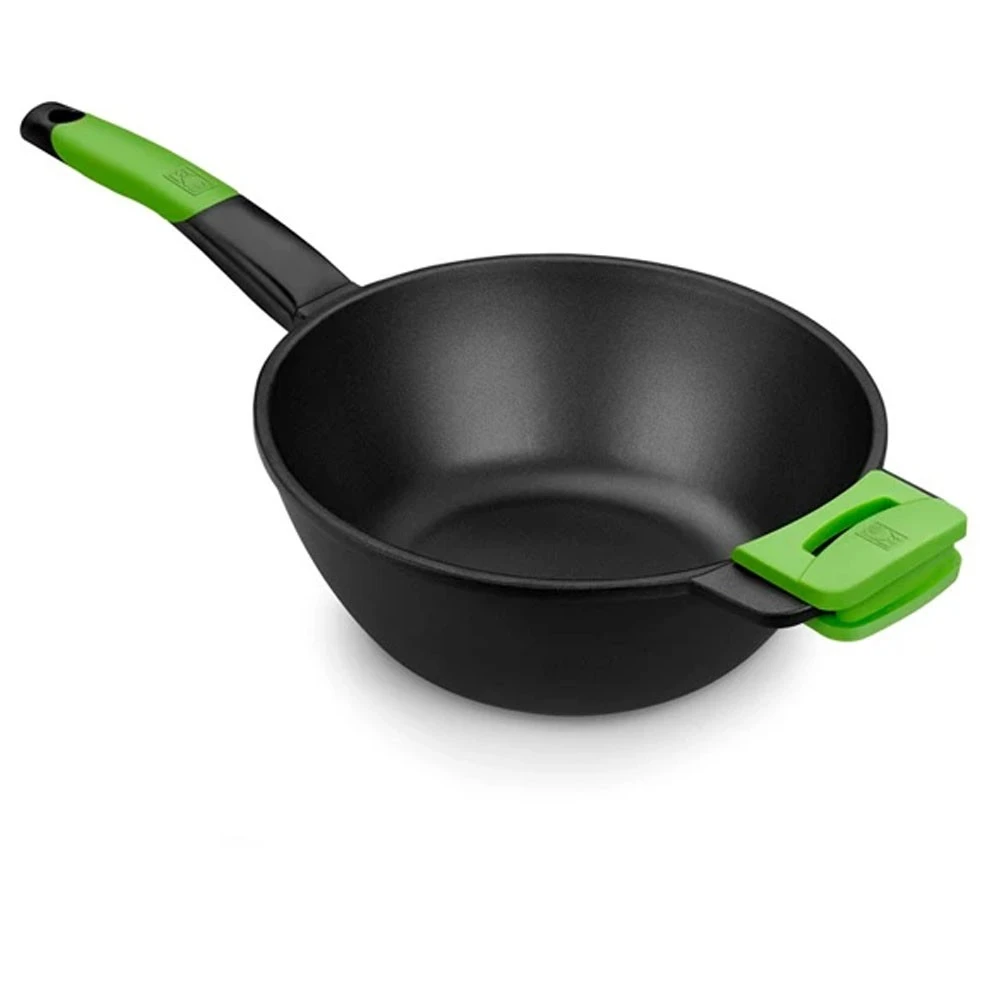 Czarny wok z zieloną rączką i zielonym klipsem. Wok jest na białym tle.