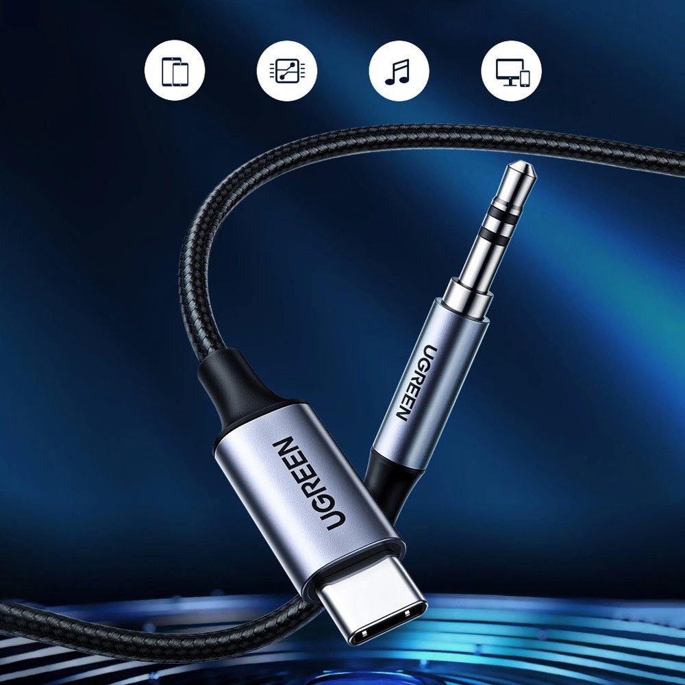 Kabel audio UGREEN USB-C do 3,5 mm. Srebrne złącza, czarny kabel i niebieskie gradientowe tło z ikonami.