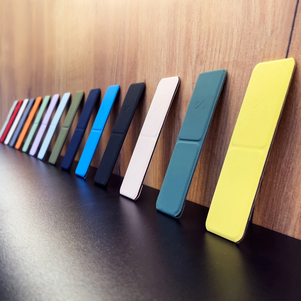 Rząd kolorowych, prostokątnych obiektów jest wyświetlany na tle drewnianym. Każdy ma inny kolor i srebrną krawędź.