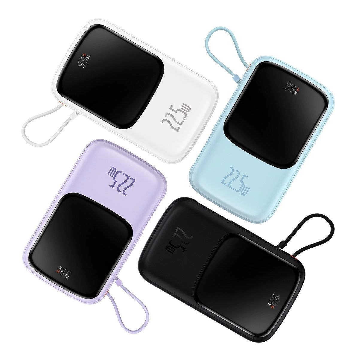 Cztery powerbanki w kolorze białym, niebieskim, fioletowym i czarnym. Każdy ma czarny ekran i wyświetla 99% naładowania i 22,5W.