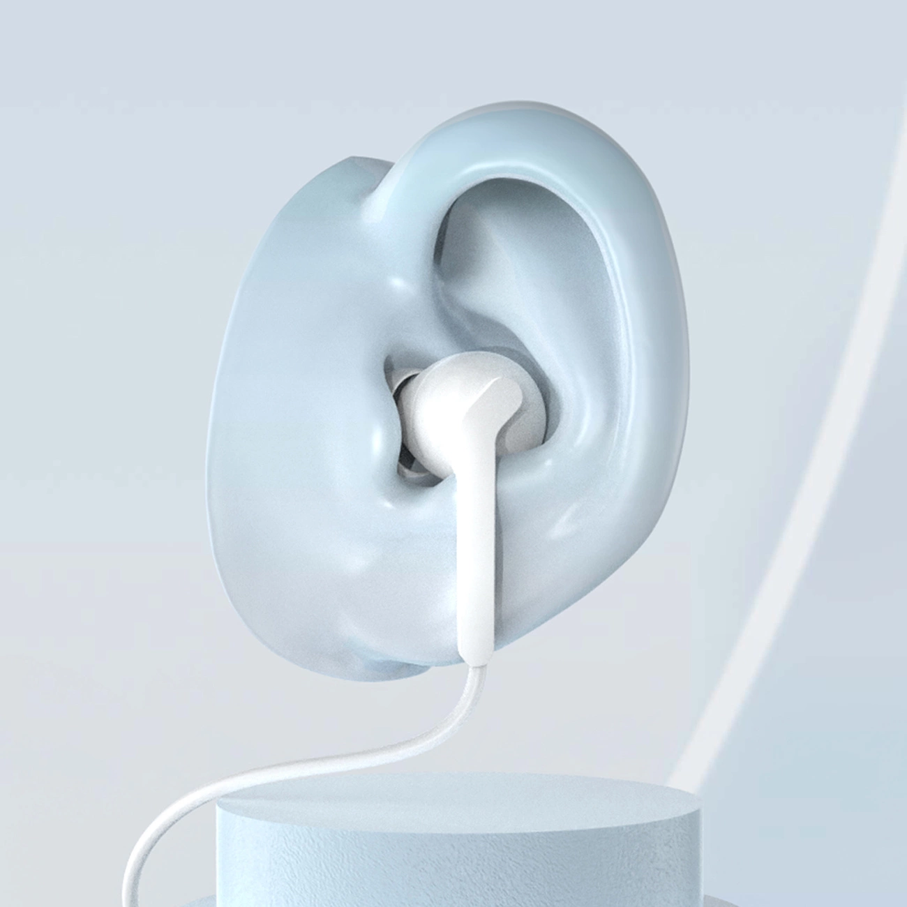 Biała słuchawka włożona w niebieski model ucha. Model ucha stoi na cokole. Wisi biały kabel.