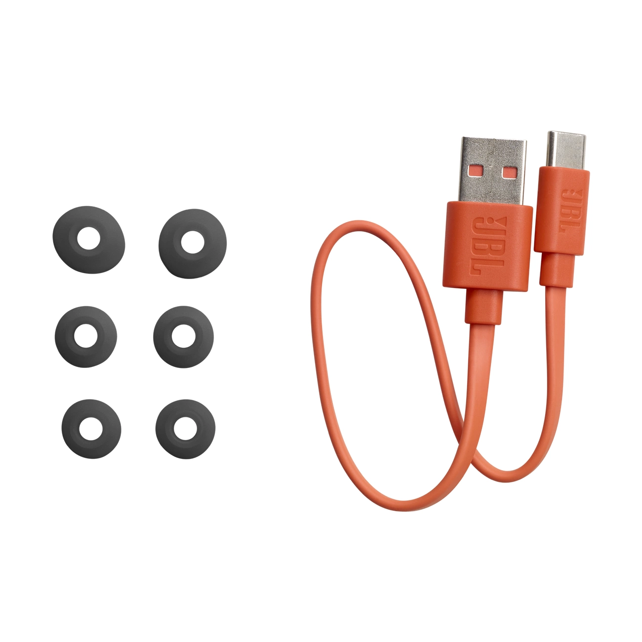 Obraz przedstawia końcówki douszne i pomarańczowy kabel ładujący USB-A do USB-C JBL.