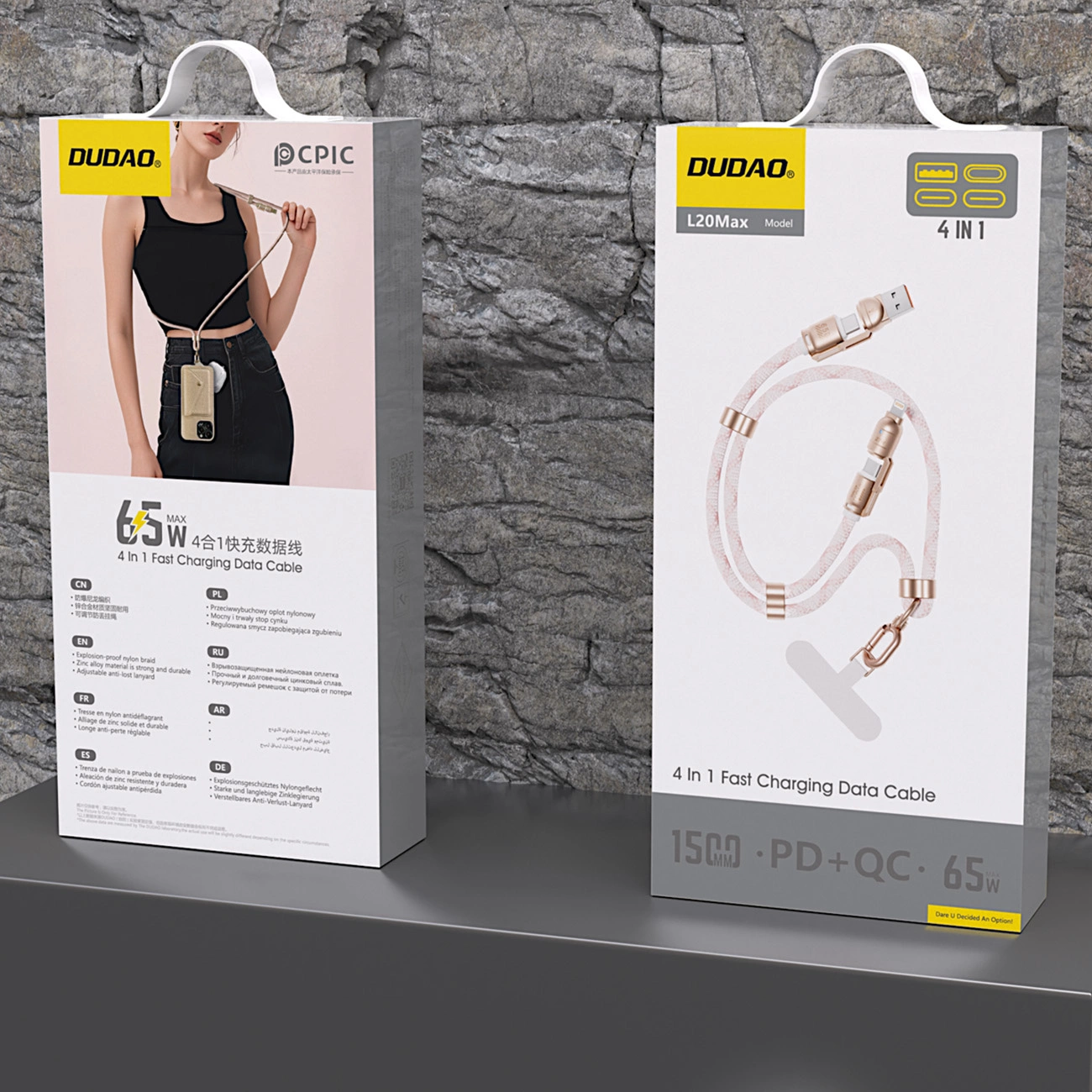 Dwa pudełka z akcesoriami do telefonów z kobietą i kablem do transmisji danych. Pudełka są białe i mają markę DUDAO.