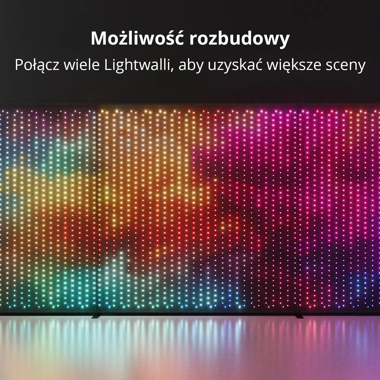 Duży ekran wyświetlający wiele kolorowych świateł z odbiciami na podłodze.
