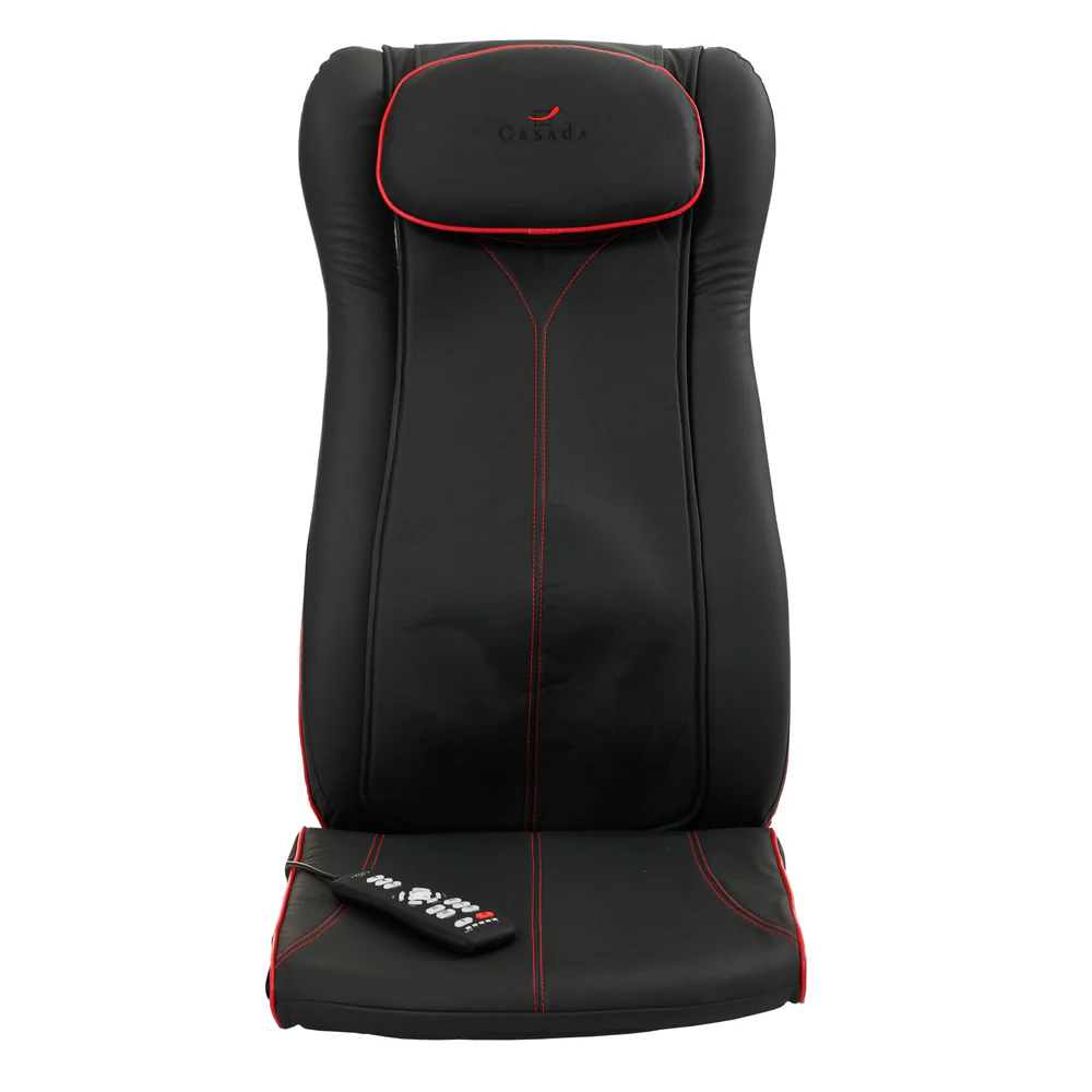 Czarny fotel masujący z czerwonymi szwami i pilotem, na białym tle.