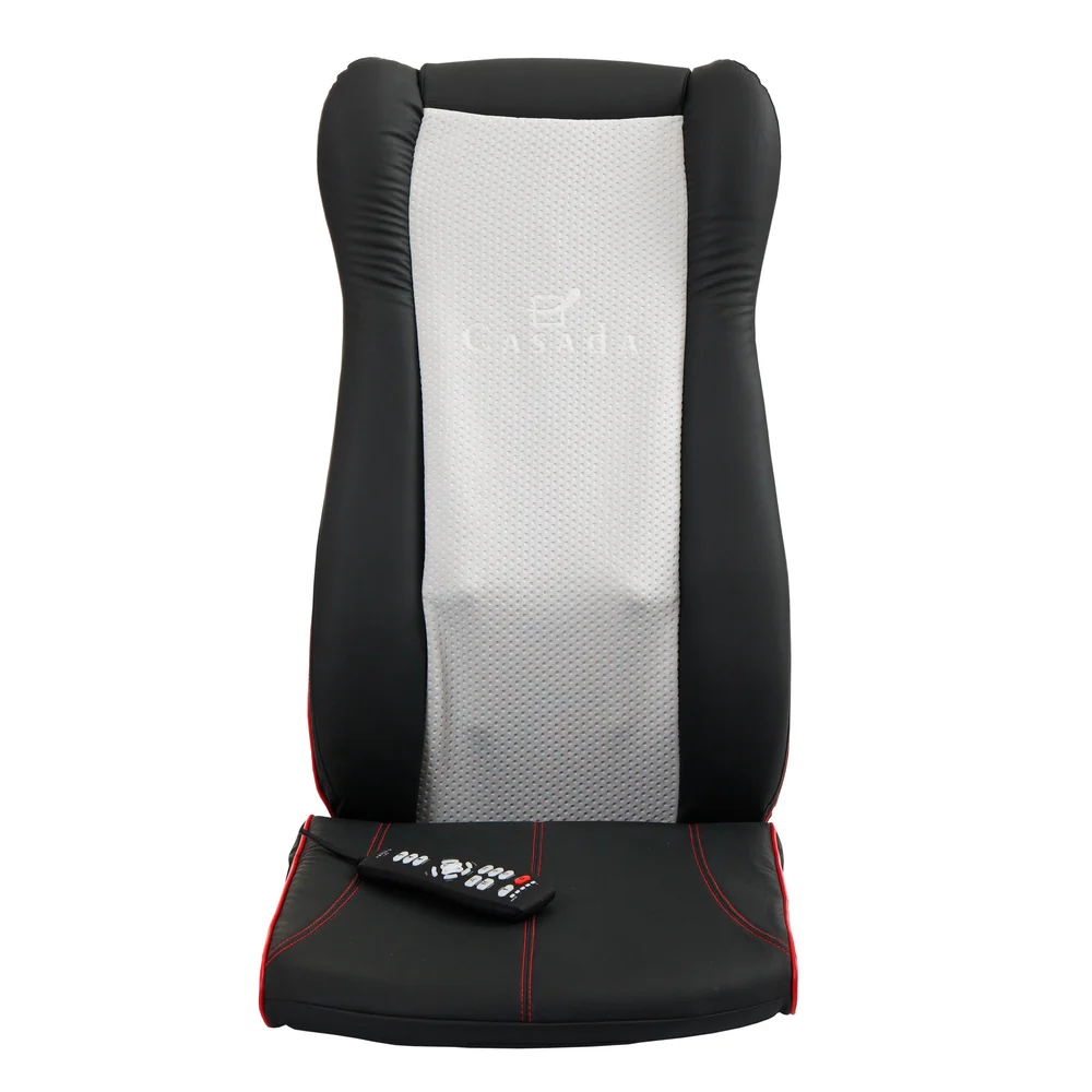 Czarny fotel masujący z białym wkładem i pilotem.