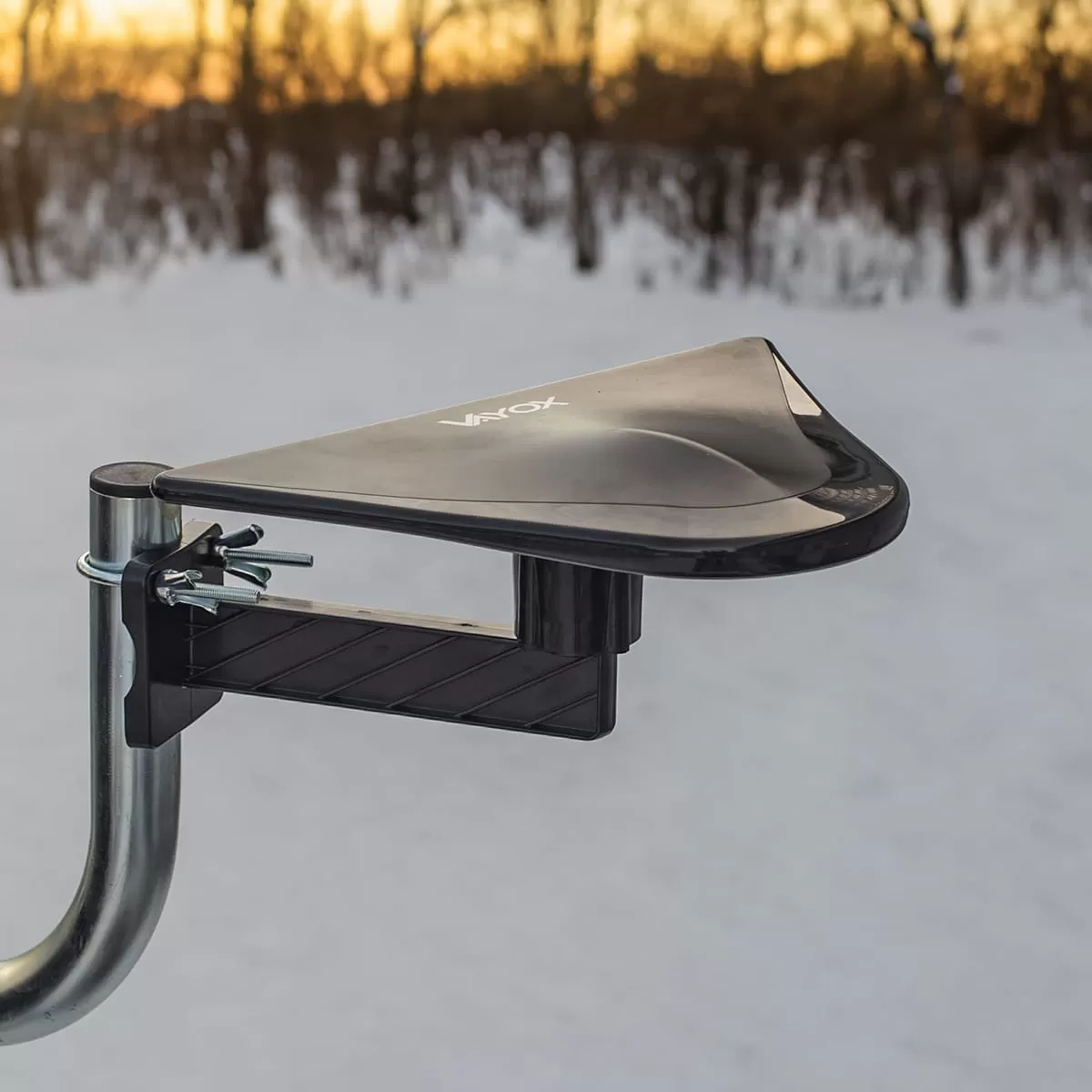 Czarne taca w kształcie litery V ze srebrnym wspornikiem na metalowym słupku w śniegu.