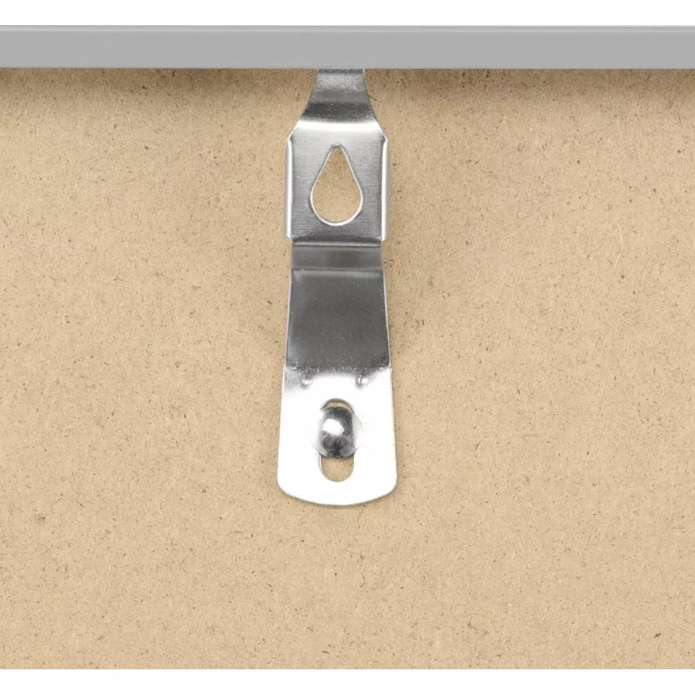 Zbliżenie srebrnego uchwytu do zawieszania na desce drewnianej.